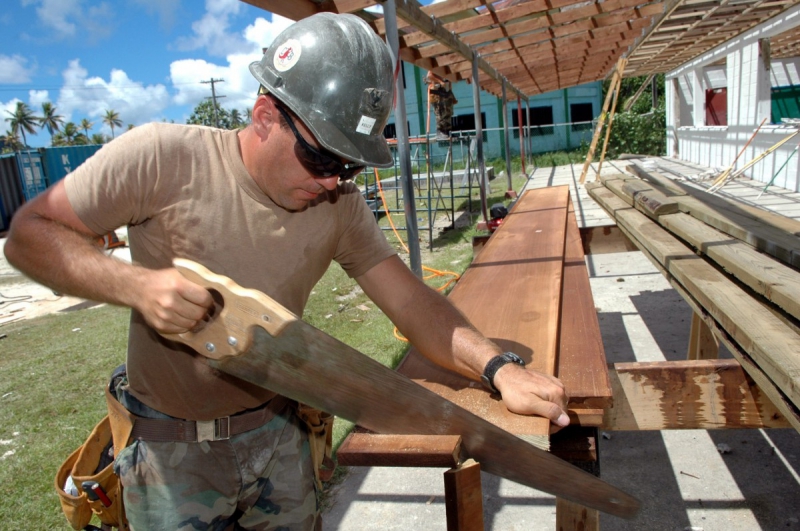 menuisier-SIGALE-min_worker_construction_building_carpenter_male_job_build_helmet-893290